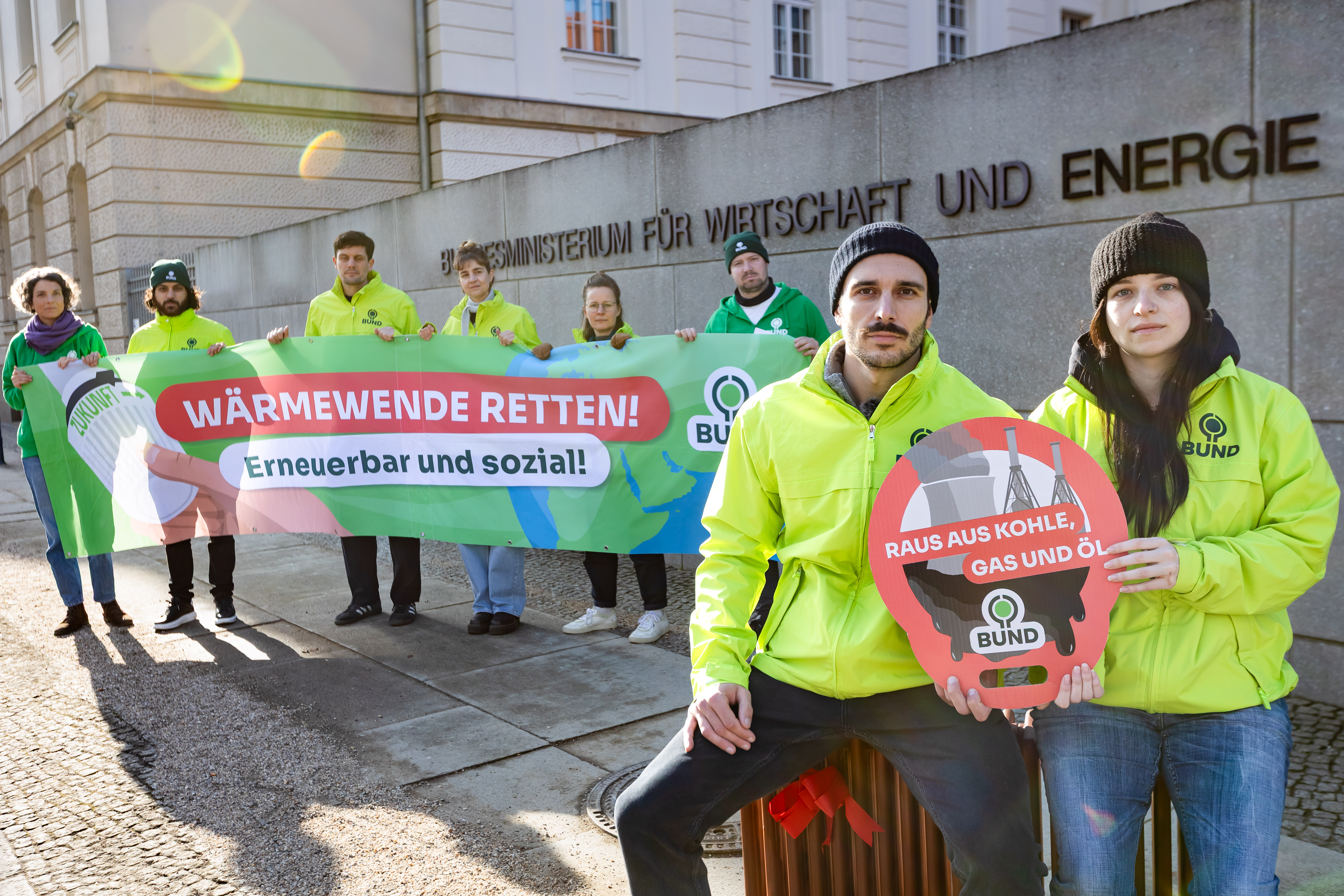 BUND mit rostiger Heizung vor Bundesministerium für Wirtschaft und Energie 