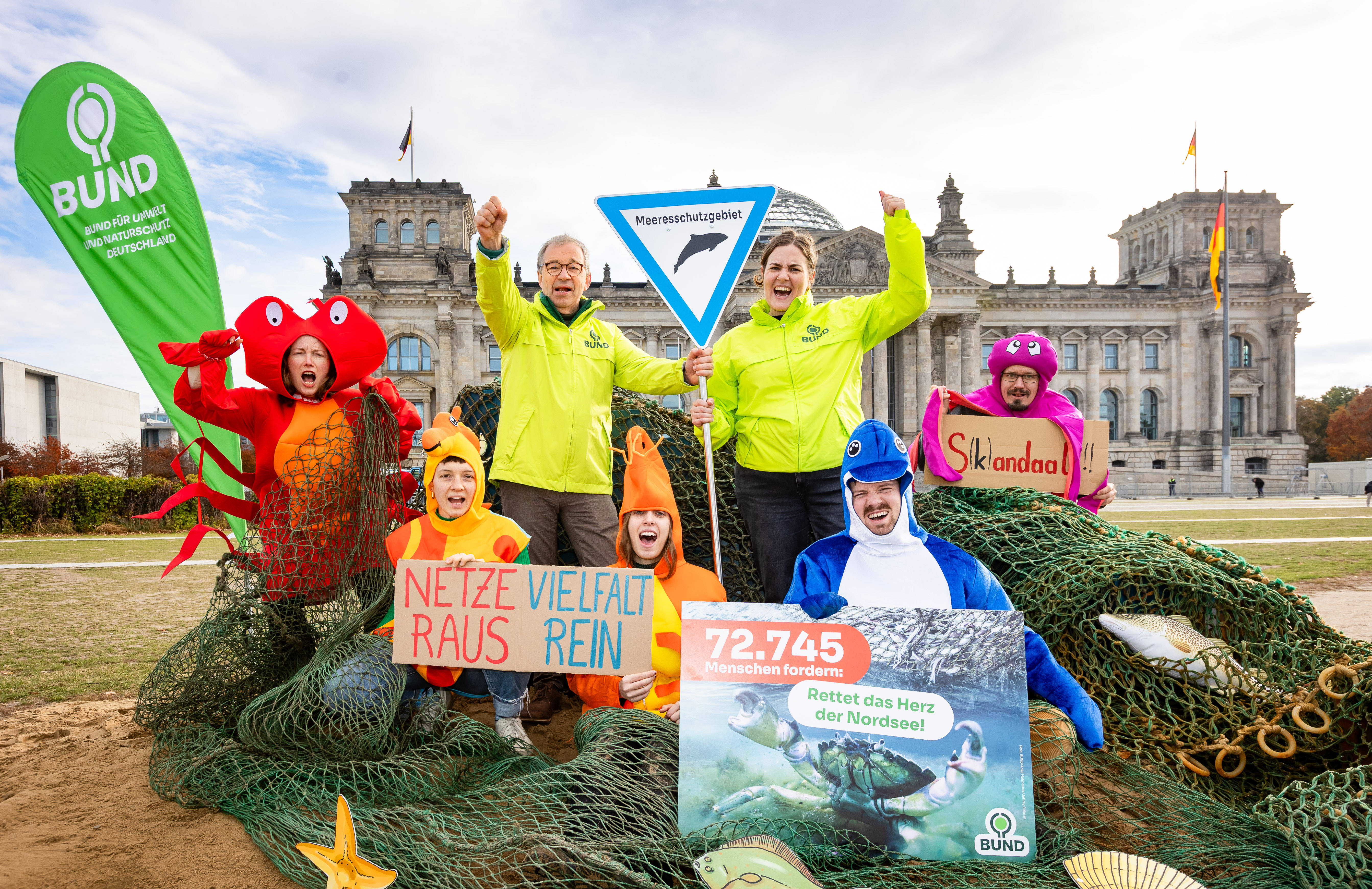 Übergabeaktion zur Doggerbank-Petition vor dem Bundestag