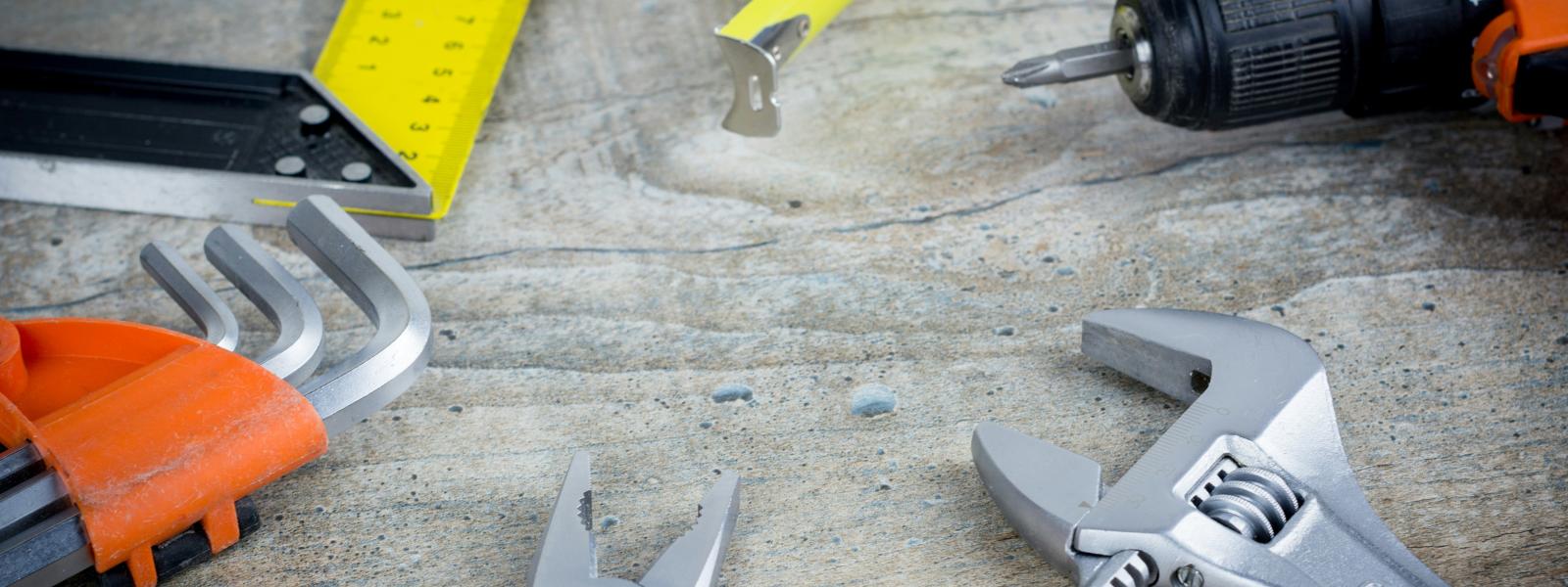 verschiedene Werkzeuge auf Holz Untergrund