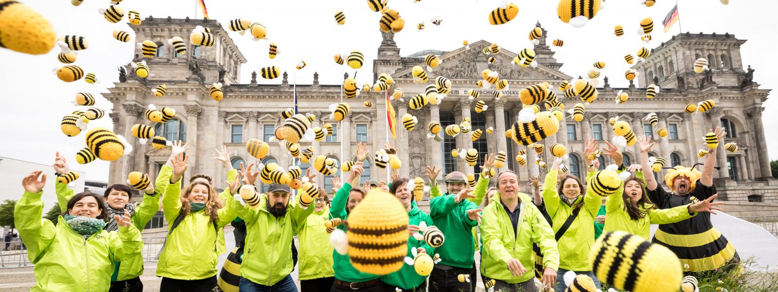 Der BUND übergibt mehr als 180.000 Stimmen für die Bienen an die Umwelt- und an die Landwirtschaftsminsterin