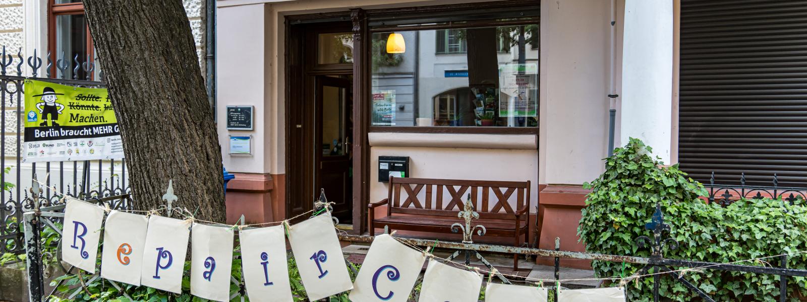 Eingang zu einem Repair-Café beim BUND