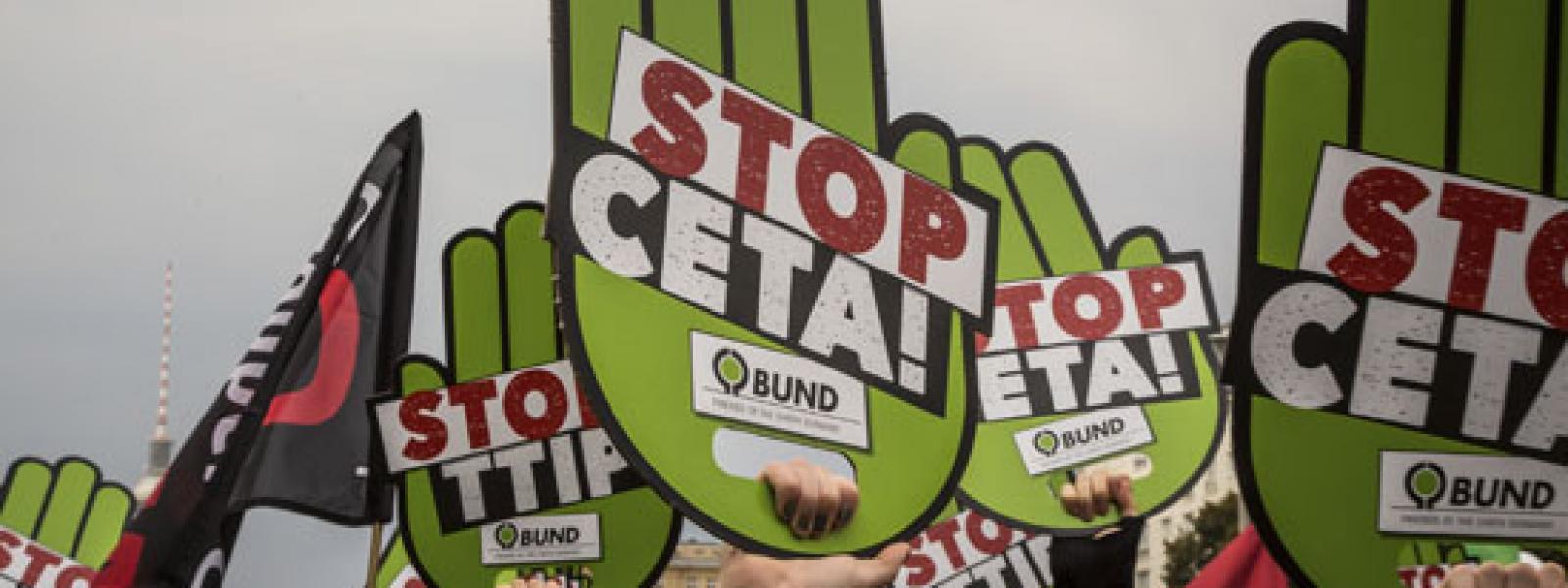 Menschen halten bei der STOP CETA TTIP Demo in Berlin Papphände in die Luft. Foto: J. Farys/BUND Menschen halten bei der STOP CETA TTIP Demo in Berlin Papphände in die Luft. Foto: J. Farys/BUND